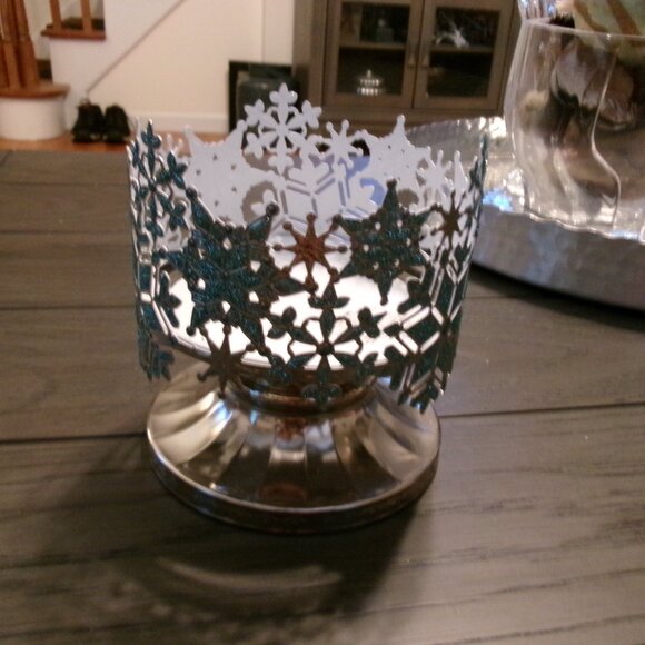 ALL NEW Stained Glass Sparkle Snowflakes 3-Wick Candle Holder Bath & Body Works - Picture 2 of 5